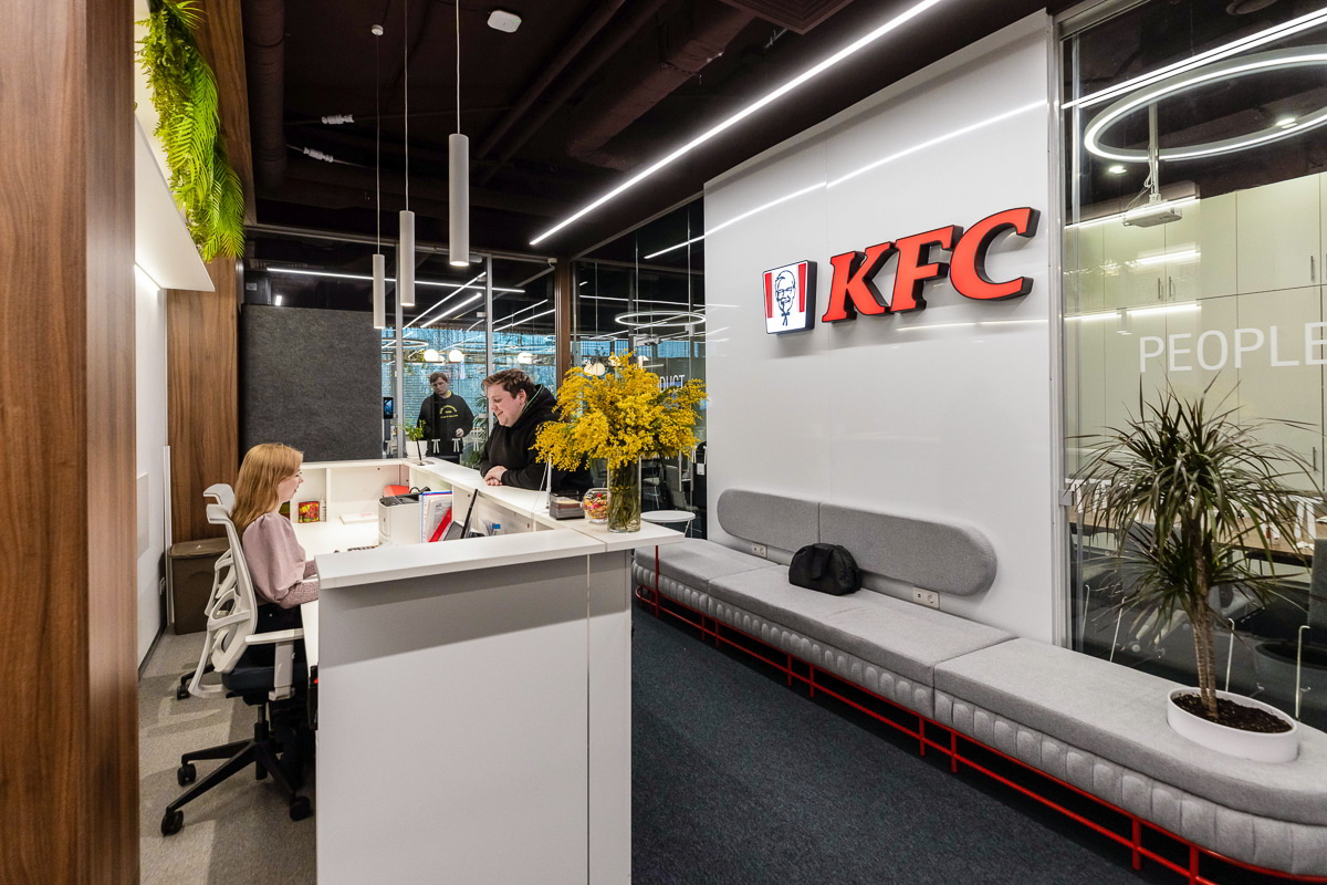 Капсулы для работы в тишине и лампа от бактерий. Побывали в офисе KFC в  Беларуси — OfficeLife