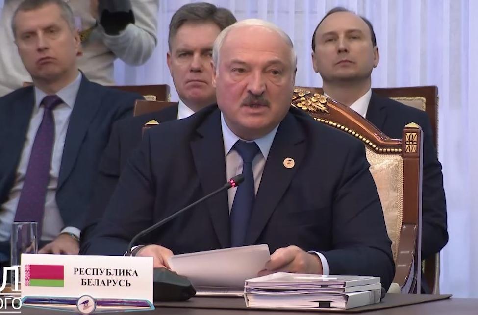 Лукашенко: нас удовлетворяют расчеты в российских рублях
