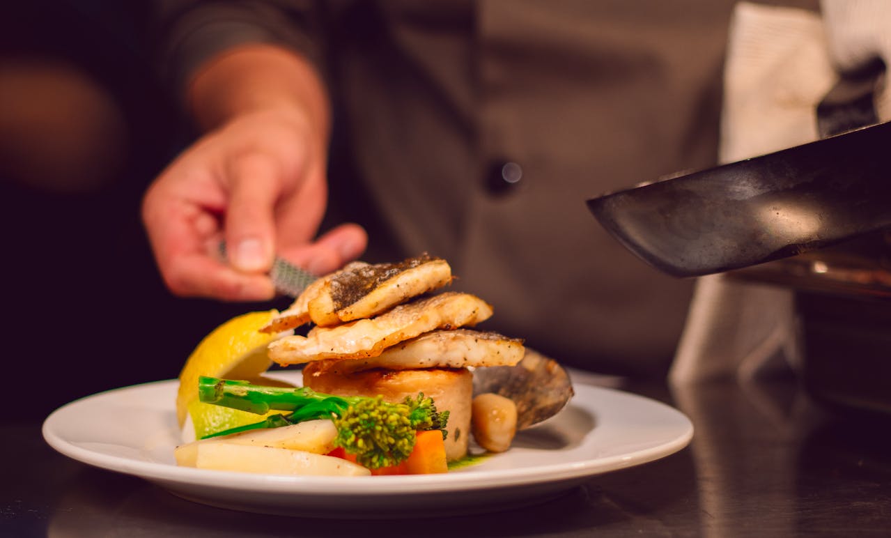 Люксовый отель в Минске ищут шеф-повара. Сколько готовы платить 