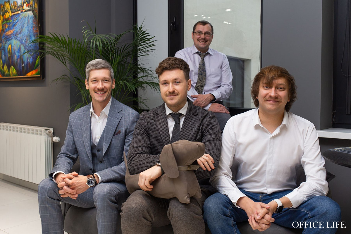 Усатый офис: почему мужчины P1 Лизинг вдруг отрастили усы?