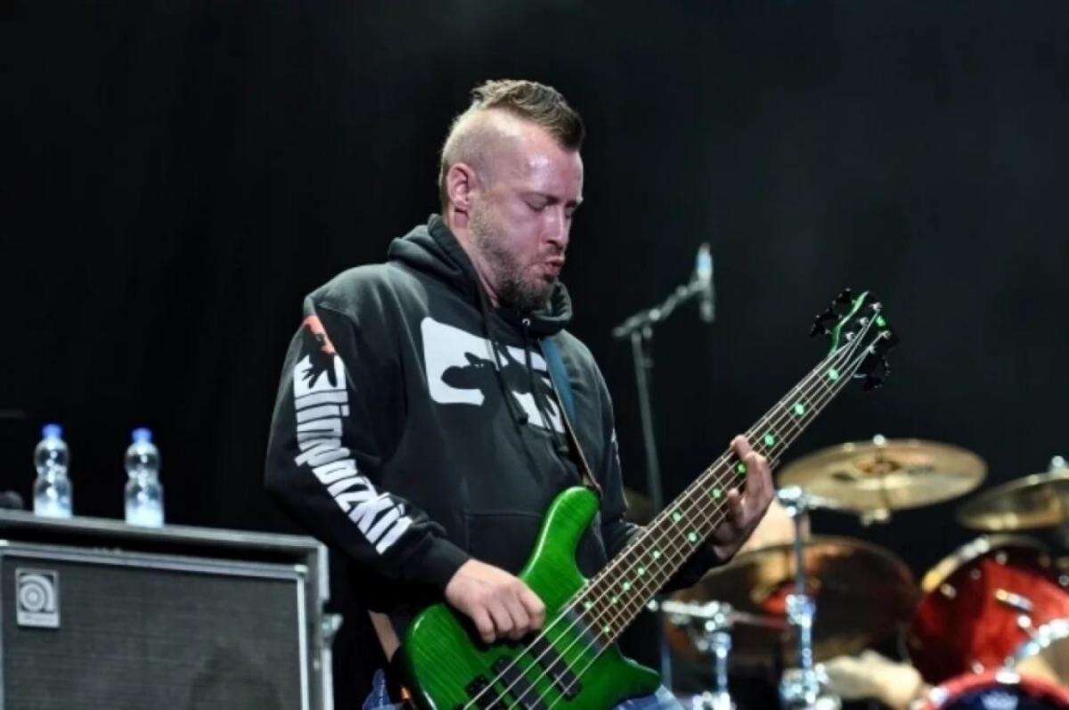 Умер основатель и бас-гитарист популярной рок-группы Limp Bizkit Сэм Риверс