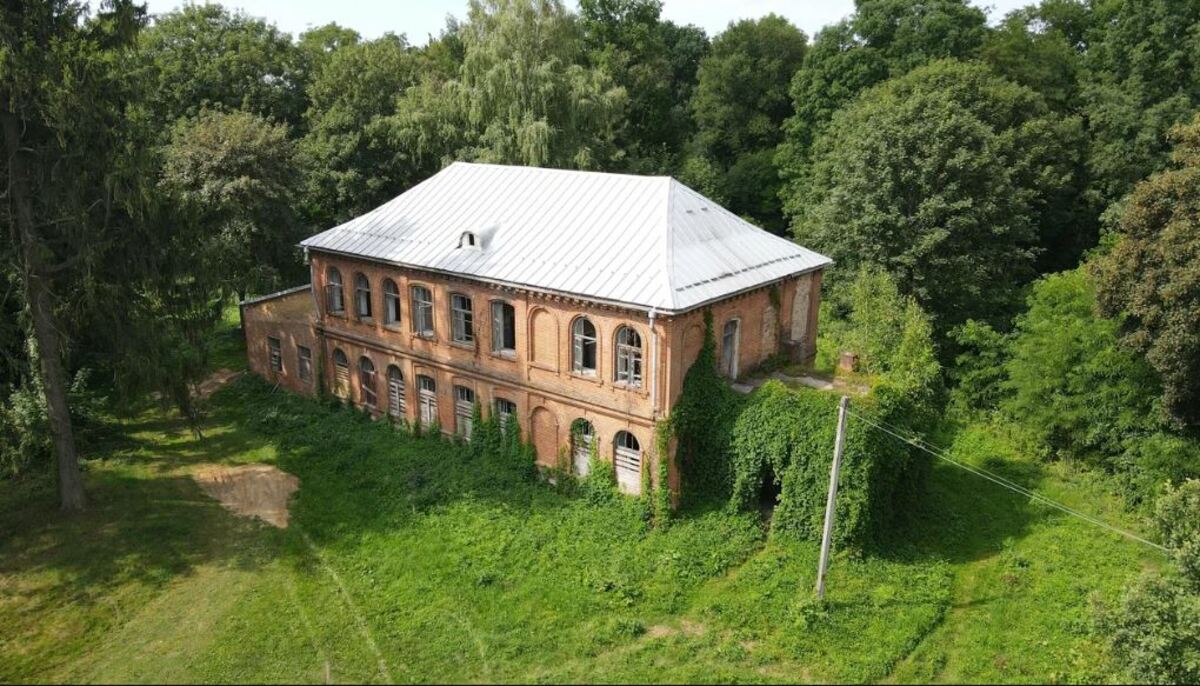 На Полесье продают усадьбу рода Олешей XIX века. Ее можно использовать под бизнес или жилье