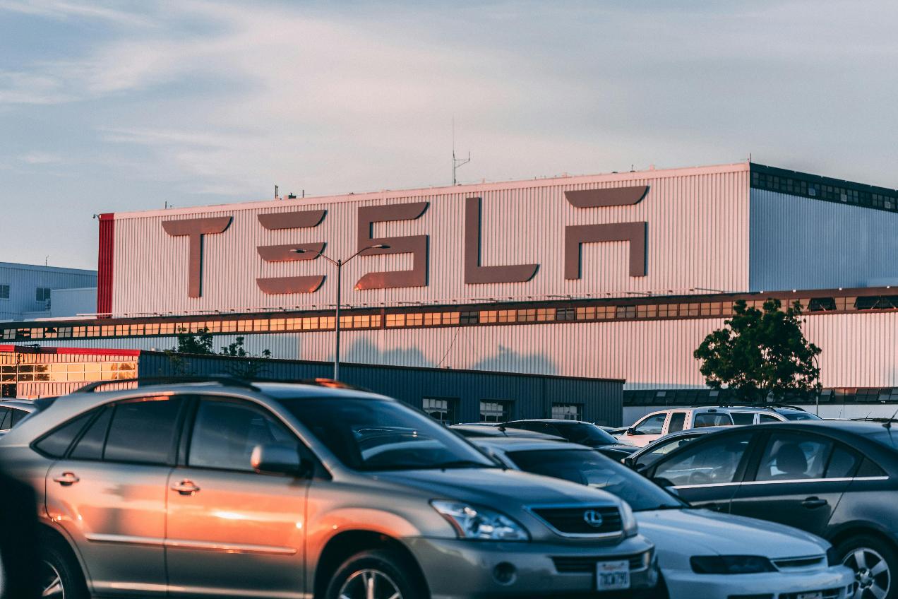 Акции Tesla дешевеют. Компания выпала из топ-10 по капитализации в США