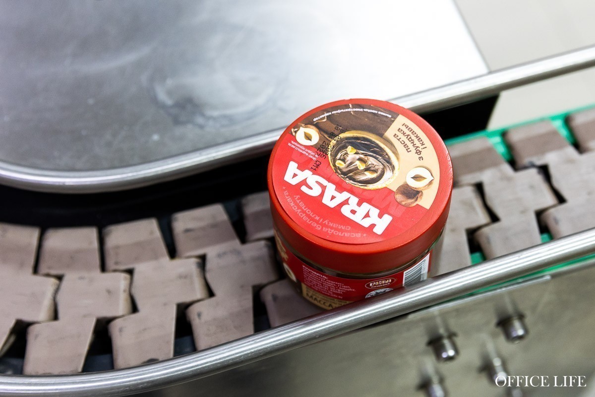 «Любят дети и&nbsp;спортсмены». Посмотрели, как в&nbsp;Бобруйске делают белорусскую «нутеллу»