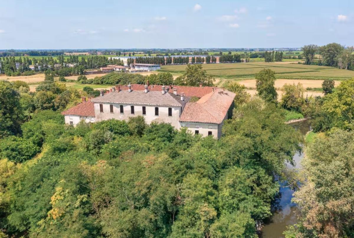 В пригороде Милана продают замок XI века с фресками эпохи Ренессанса. Сколько стоит