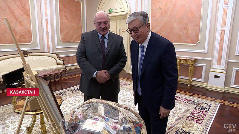Лукашенко подарил президенту Казахстана продукцию Байко и Мошенского