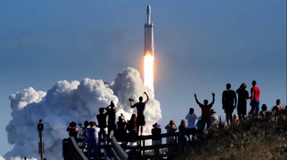 SpaceX Илона Маска запустил сверхтяжелую ракету Falcon Heavy
