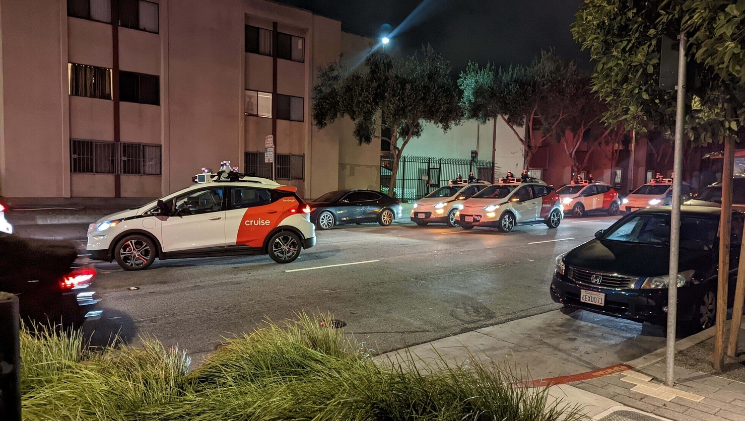 Бунт машин: десяток беспилотных такси устроили пробку в Сан-Франциско