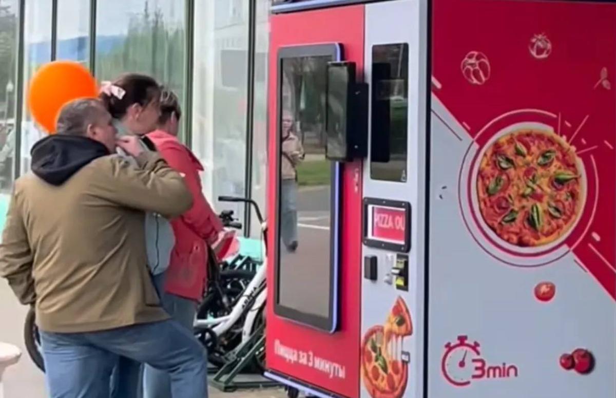 В Беларуси протестировали первый вендинговый автомат с пиццей 