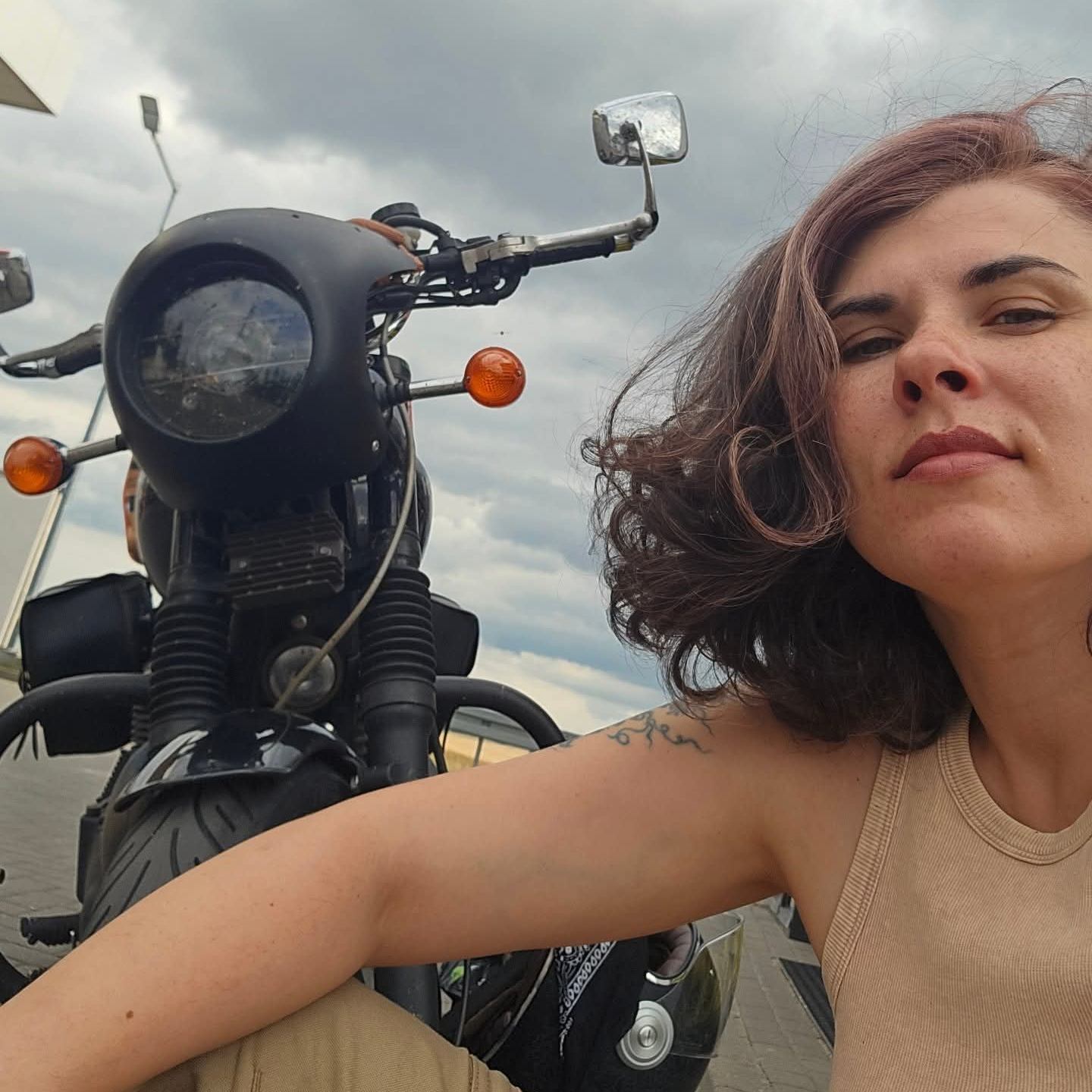 «Муж орет на каждом светофоре». Обсудили с АвтоМашей сексизм на дорогах, материнство и почему страшно разводиться