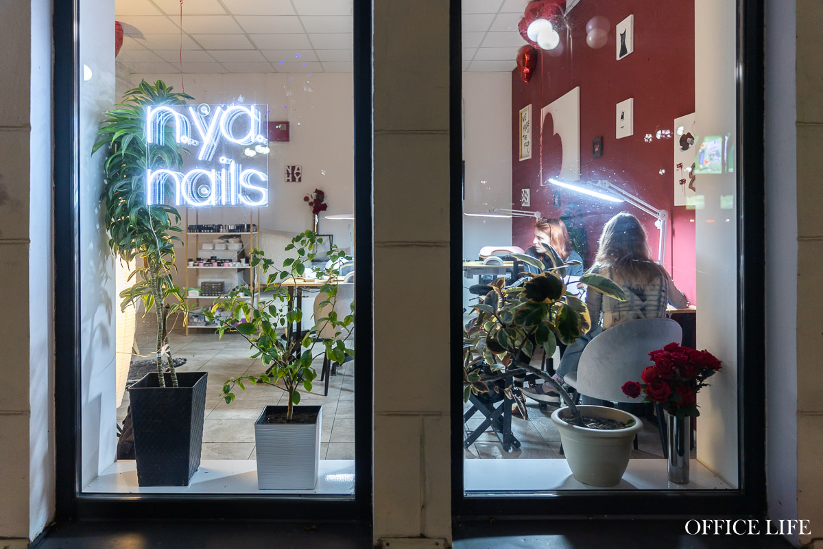 «Окончить факультет международного права, чтобы зарабатывать маникюром? Легко!» Как понять этих зумеров