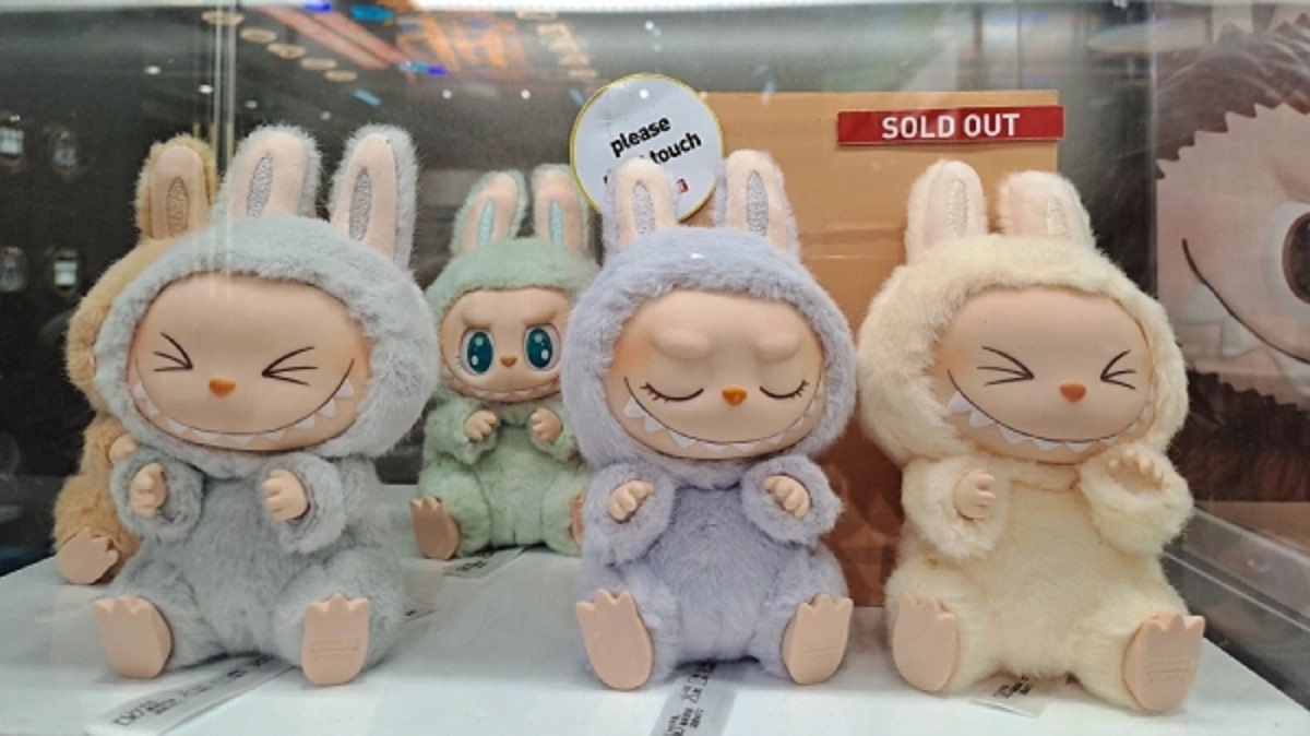 В мире новый тренд: владельцы лабубу страхуют игрушки перед поездками