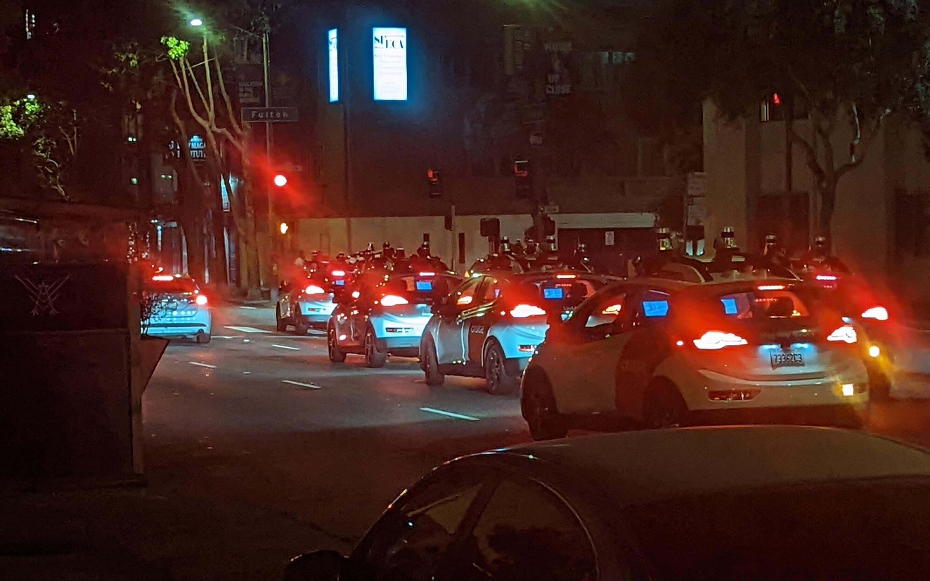 Бунт машин: десяток беспилотных такси устроили пробку в Сан-Франциско