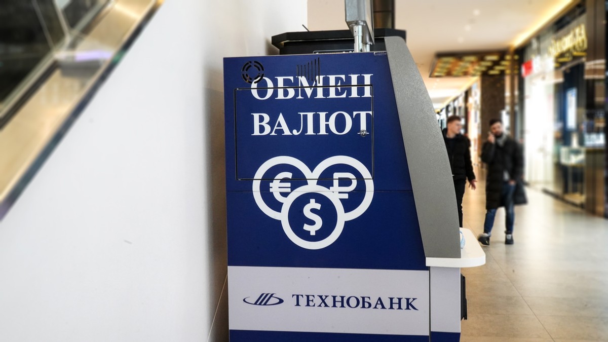 Белорусы в сентябре снова больше продавали валюту, чем покупали