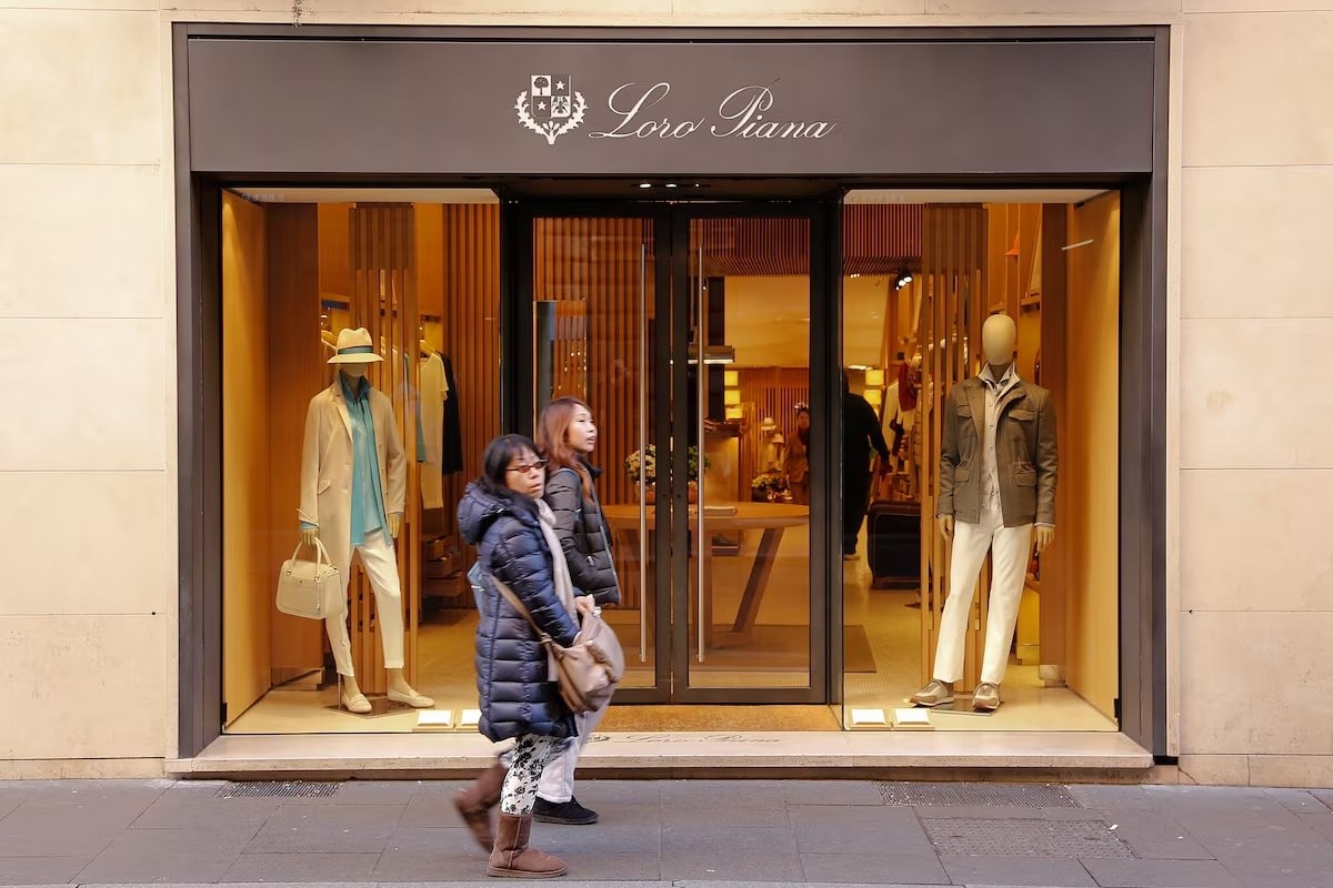 Перерыв у работников только на сон и €4 в час: как на самом деле производят люкс в Италии