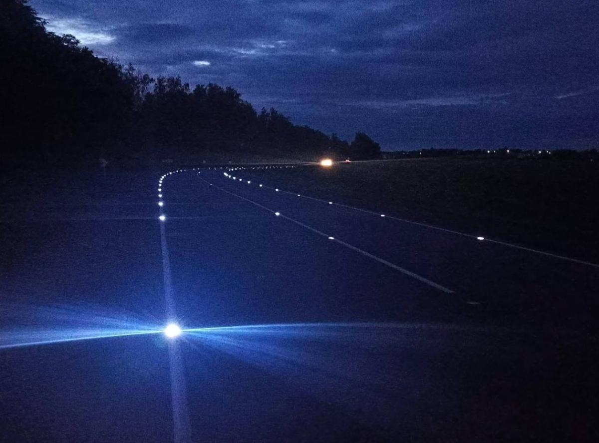 Разметка с LED-маячками. В Беларуси появилась первая светящаяся дорога