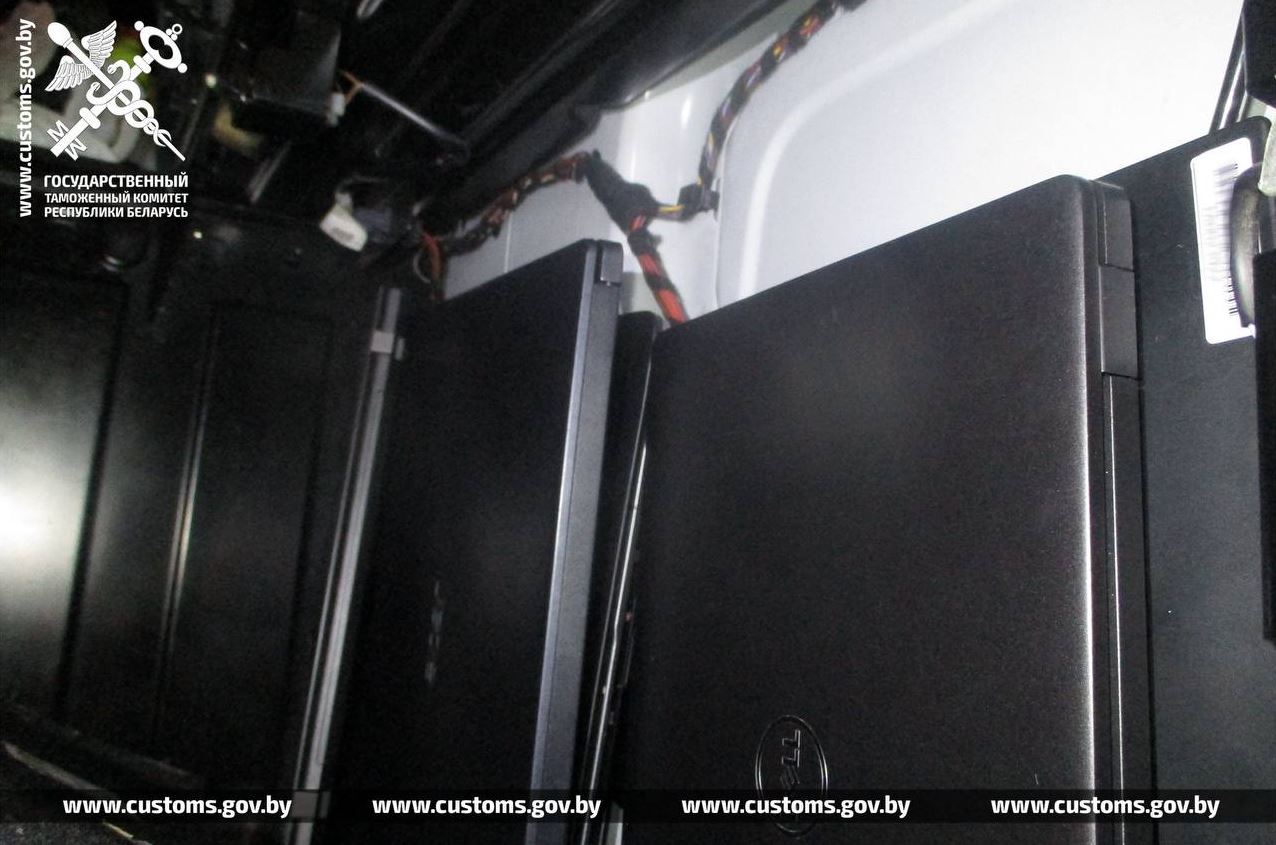 Водитель пытался незаконно провезти ноутбуки через границу. Их и машину могут конфисковать