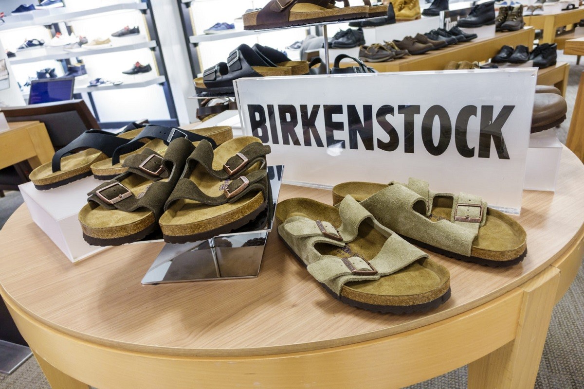 Акции Birkenstock подешевели до рекордно низкого уровня