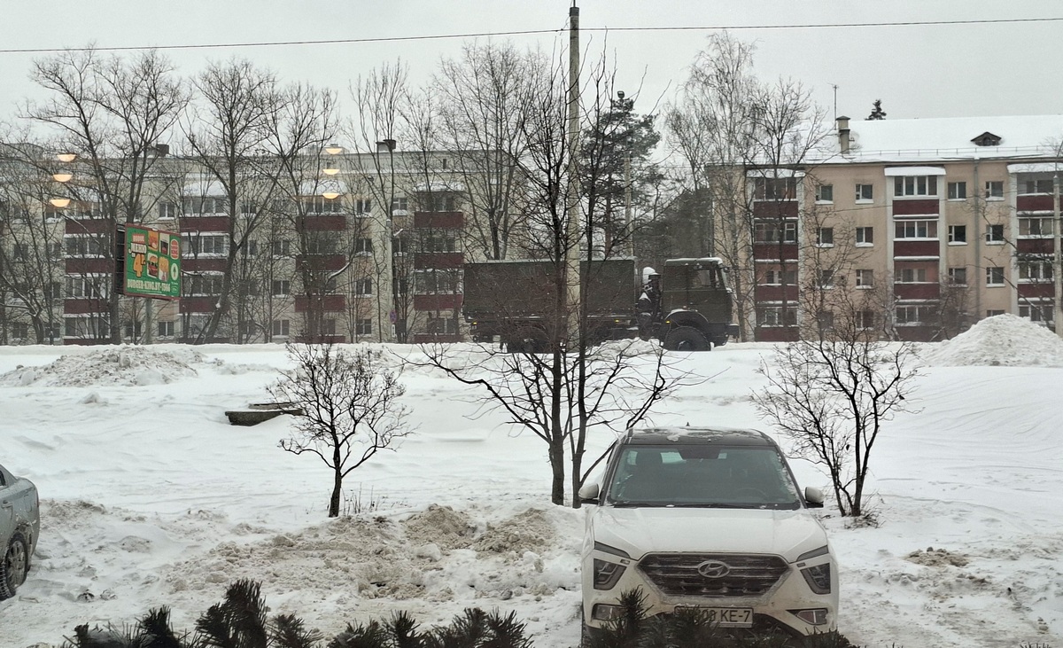 На уборку снега выведут вездеходы и БТРы, а некоторые дороги будут закрывать. Как в Беларуси сражаются с «Улли»