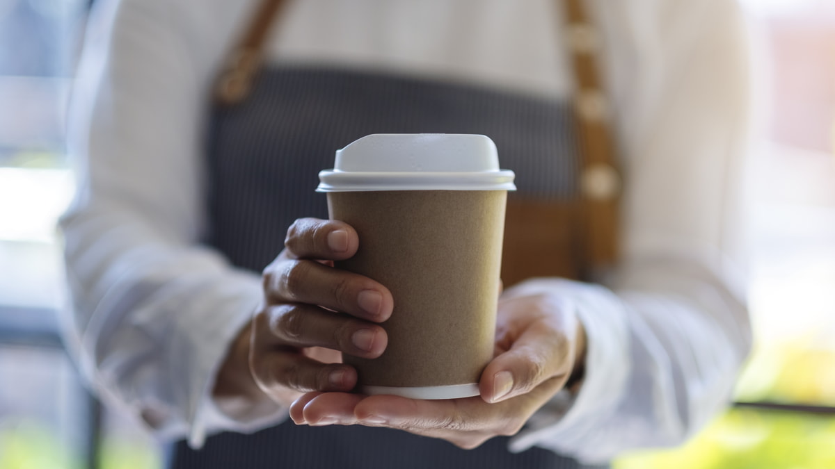 Сотни тысяч стаканчиков в месяц. В Беларуси coffee to go становится популярнее, чем в чашке?