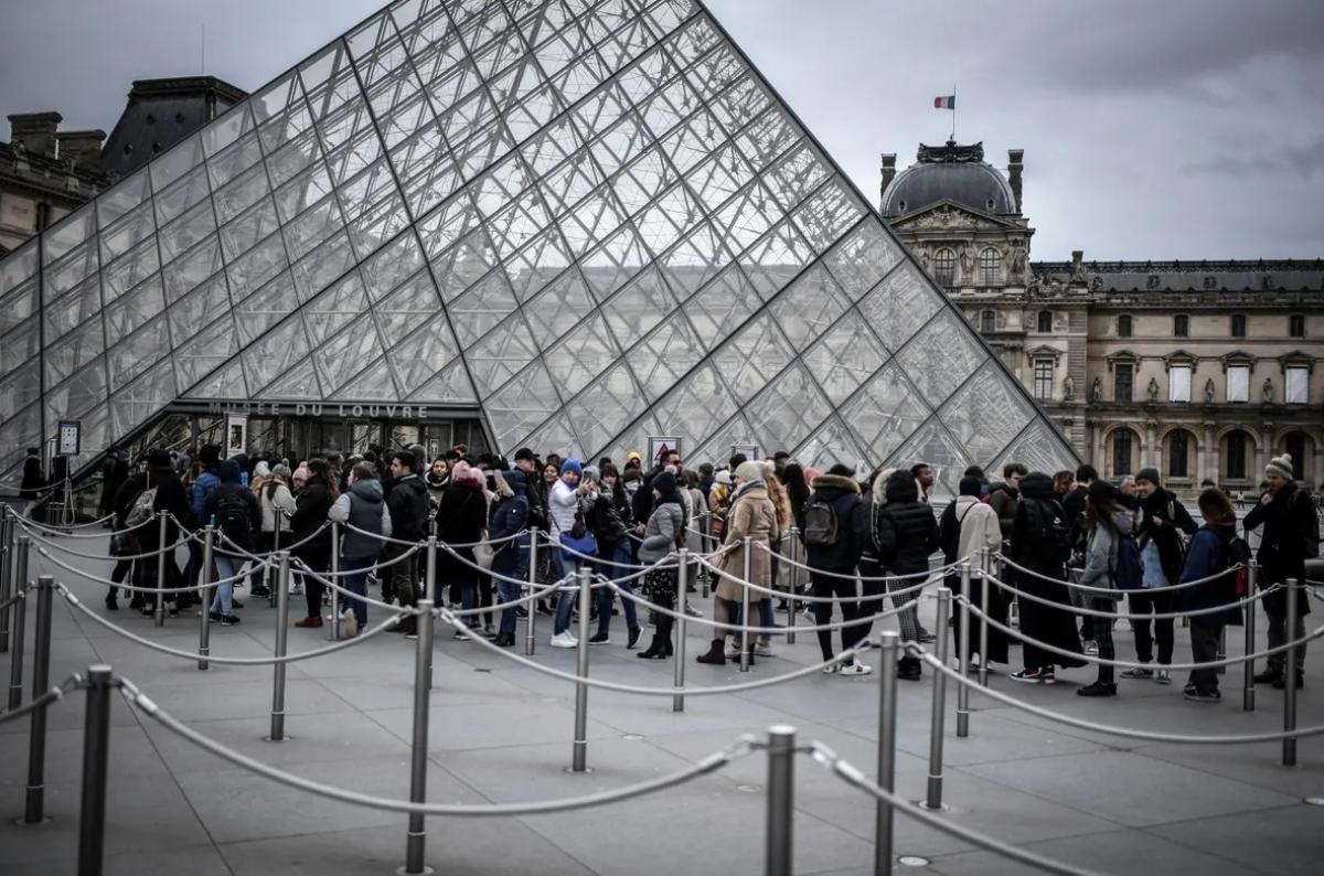 Закрытый Лувр и рост цен на жилье. Европейцы протестуют против массового туризма
