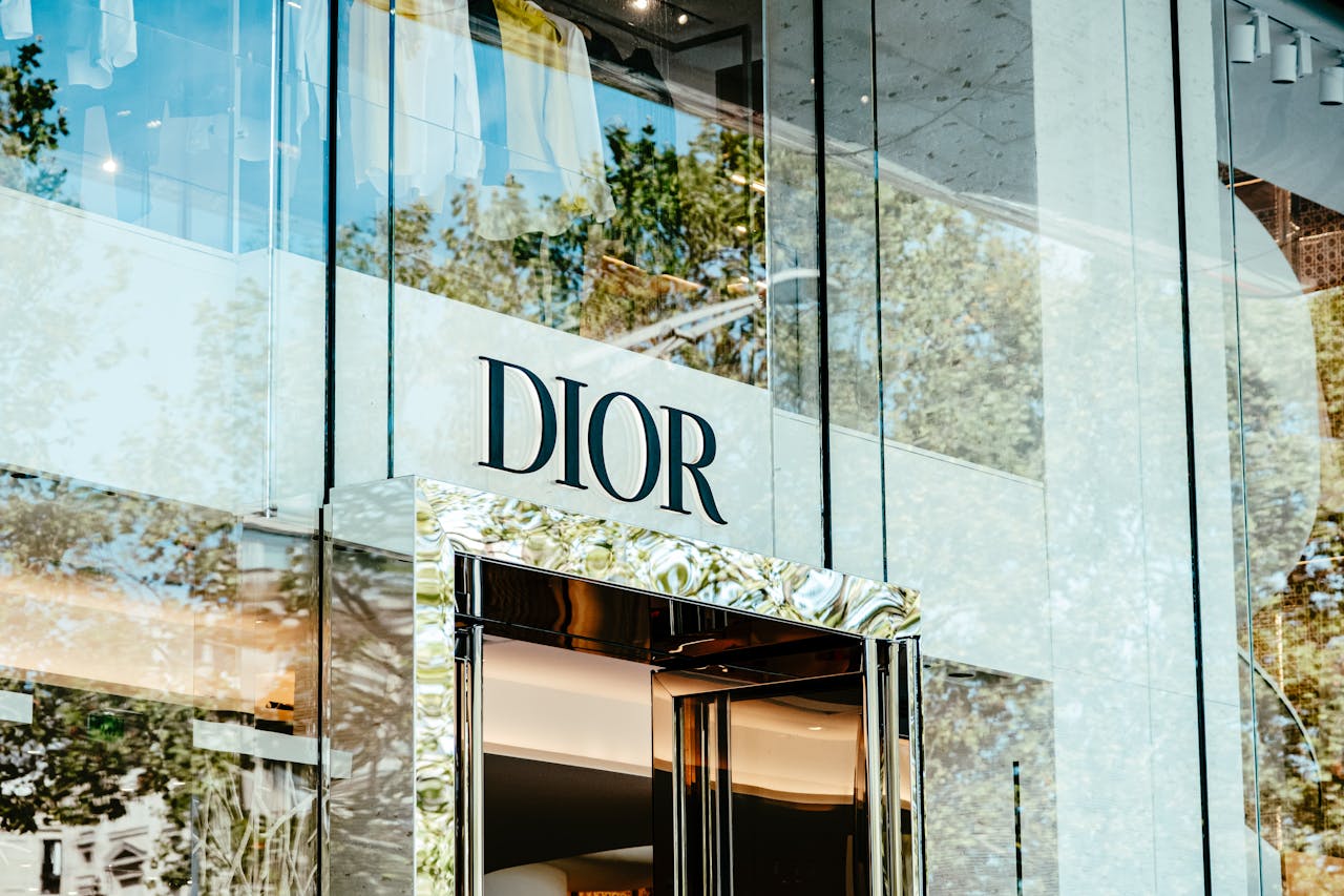 Dior и Armani обвинили в эксплуатации труда мигрантов