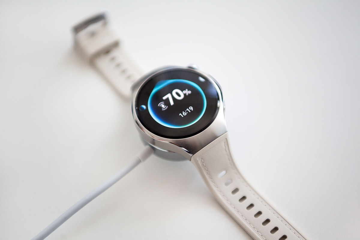 Флагманские смарт-часы Huawei Watch 5: футуристический дизайн и инновационный мультисенсорный датчик 