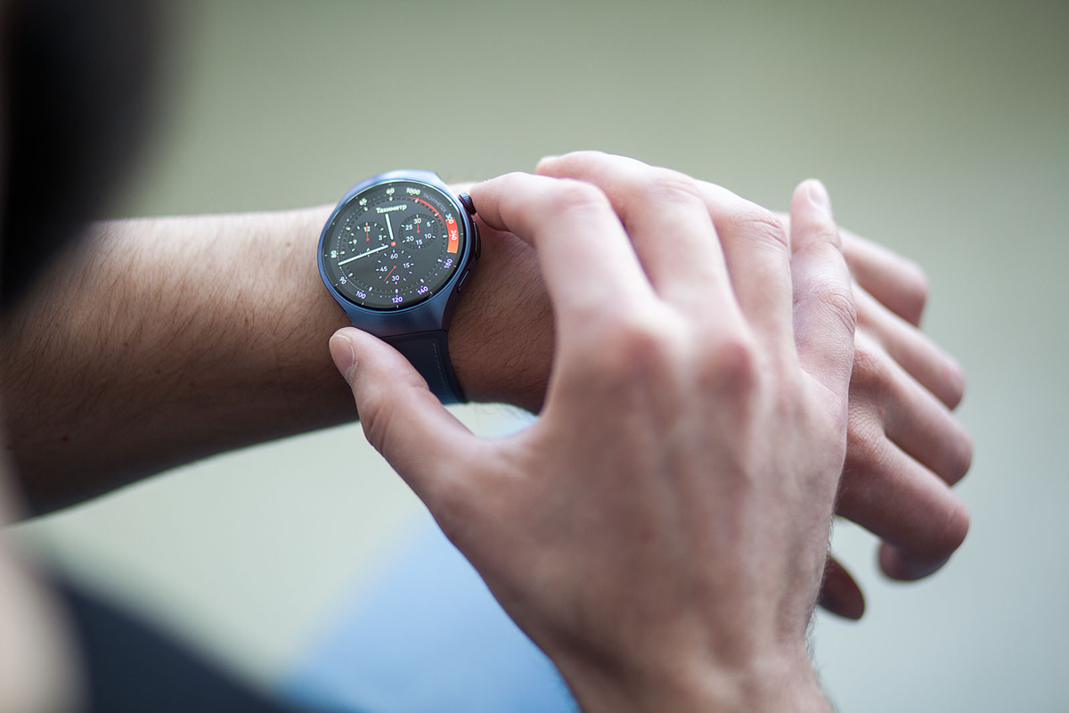 Флагманские смарт-часы Huawei Watch 5: футуристический дизайн и инновационный мультисенсорный датчик 