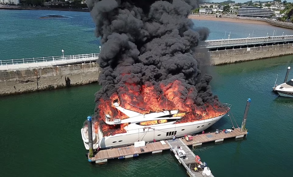 На юге Англии сгорела яхта стоимостью $7,5 млн
