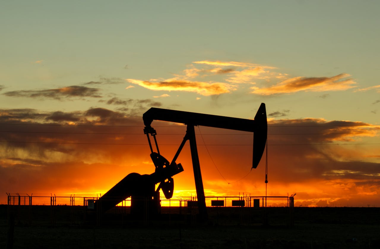 Семь стран ОПЕК+ согласовали увеличение добычи нефти 