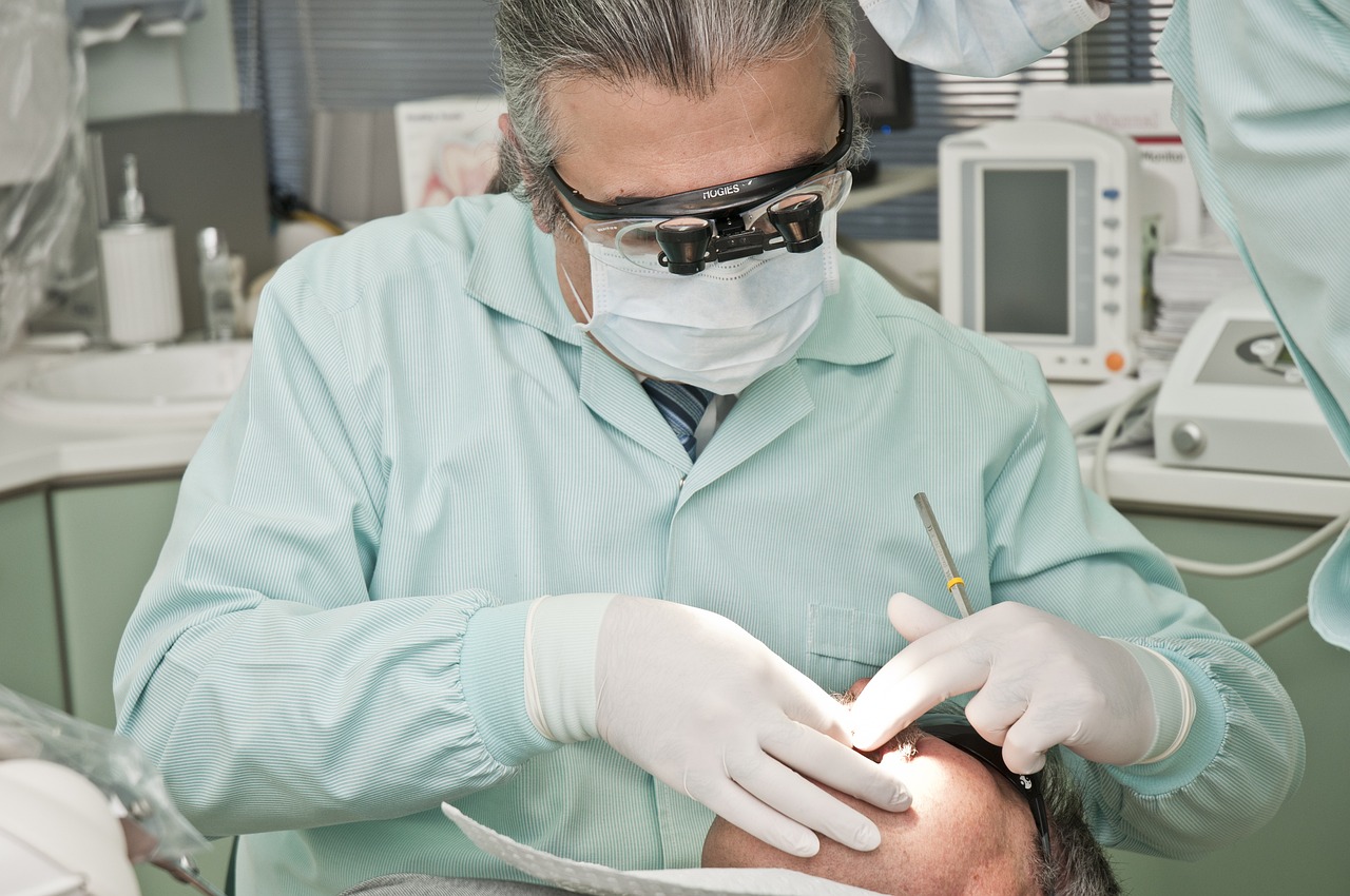Минздрав почти на треть повысил тарифы на стоматологические услуги