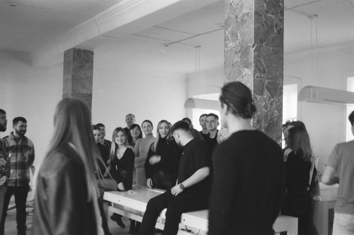 «Однажды мы делали офис с кроватью». Почему рабочие пространства все больше напоминают дом