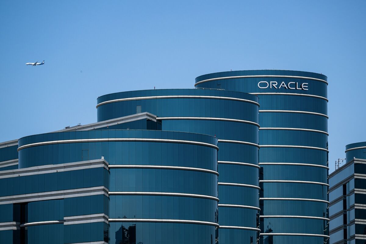 Oracle за месяц уволила около 30 тыс. человек. Их заменила нейросеть, которую они обучали