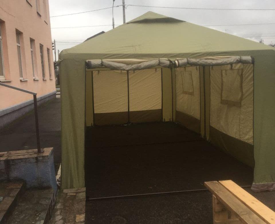 Возле минских поликлиник установили палатки для сдающих тесты на коронавирус