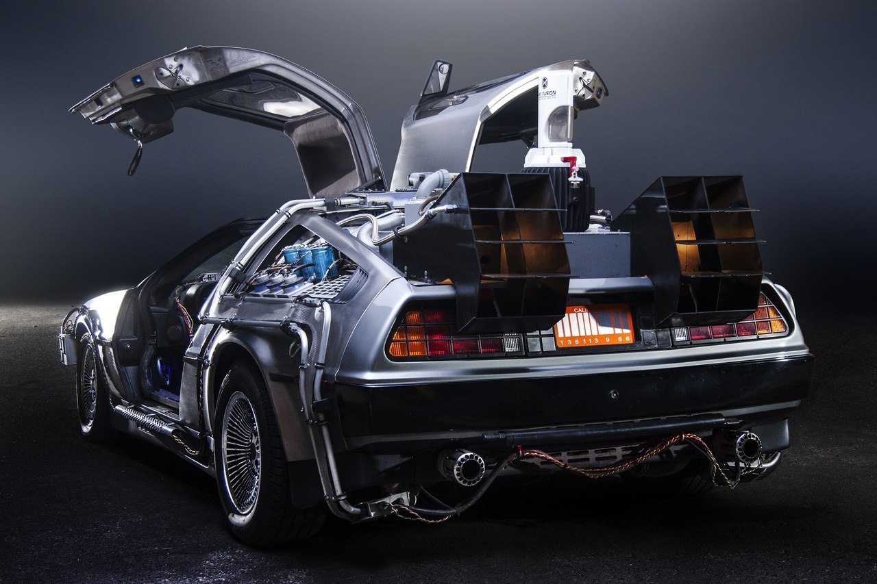 DeLorean Motor подает в суд на NBC из-за гонорара за товары «Назад в будущее»