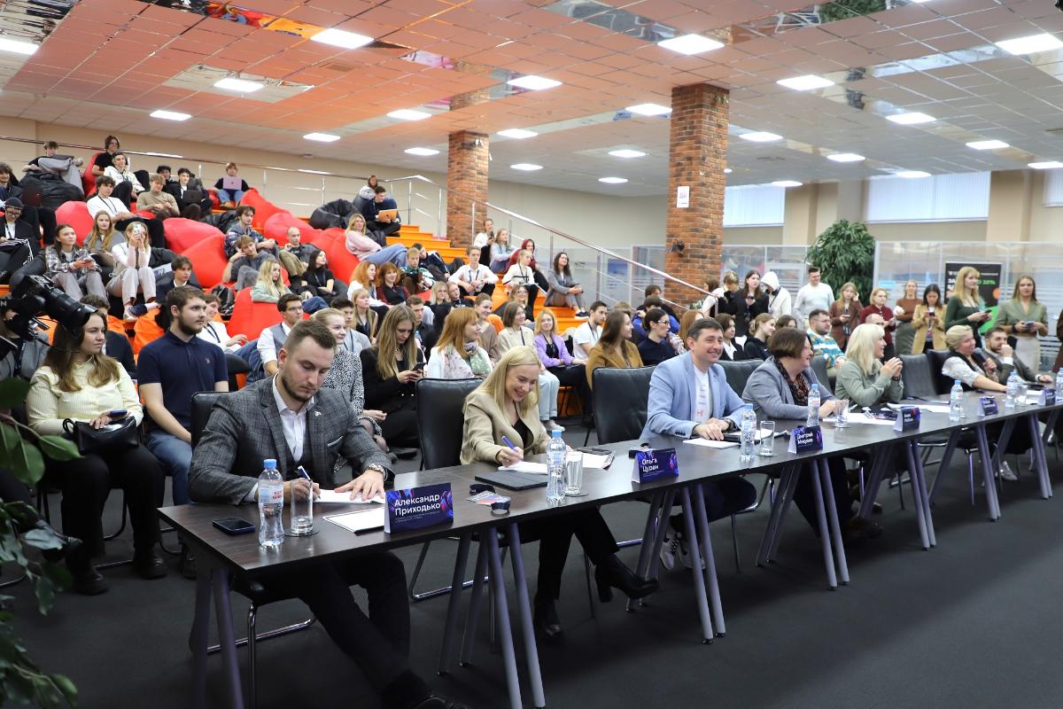 На хакатоне в ПВТ победил стартап про необычную зарплатную карту