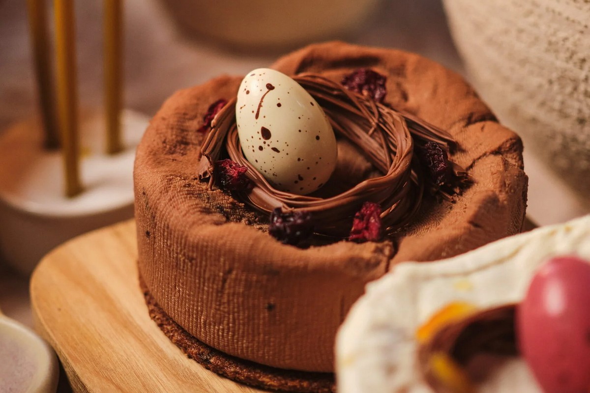 Суши-кулич, орешки-яйца и сдоба с петушками. Какие и за сколько пасхальные угощения продают в Минске