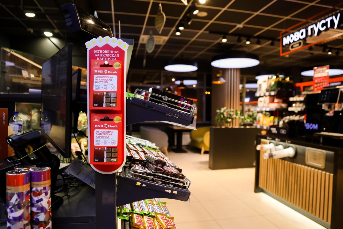 В Беларуси начали продавать банковские карты в супермаркетах и на заправках
