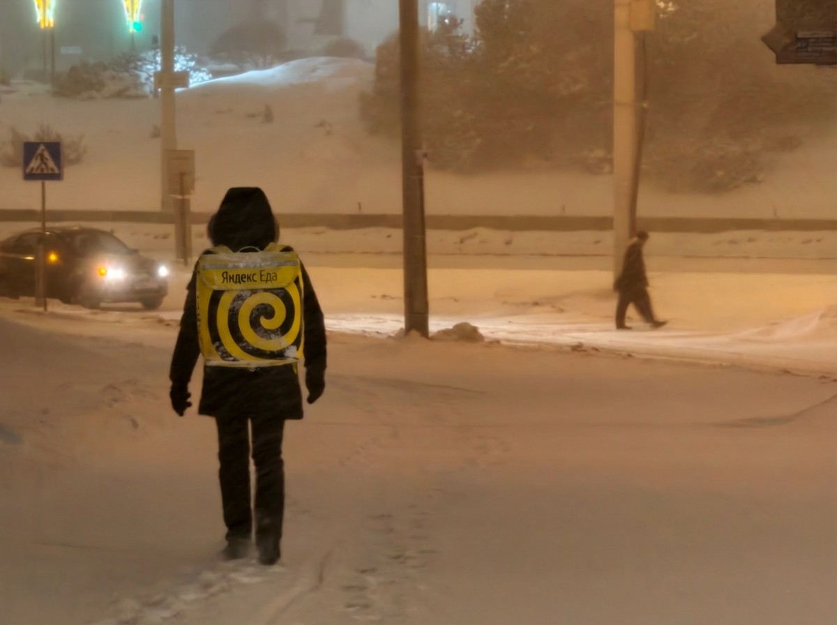 «Заказы принимаем только на завтра». Что снегопад сделал со службами доставки в Минске