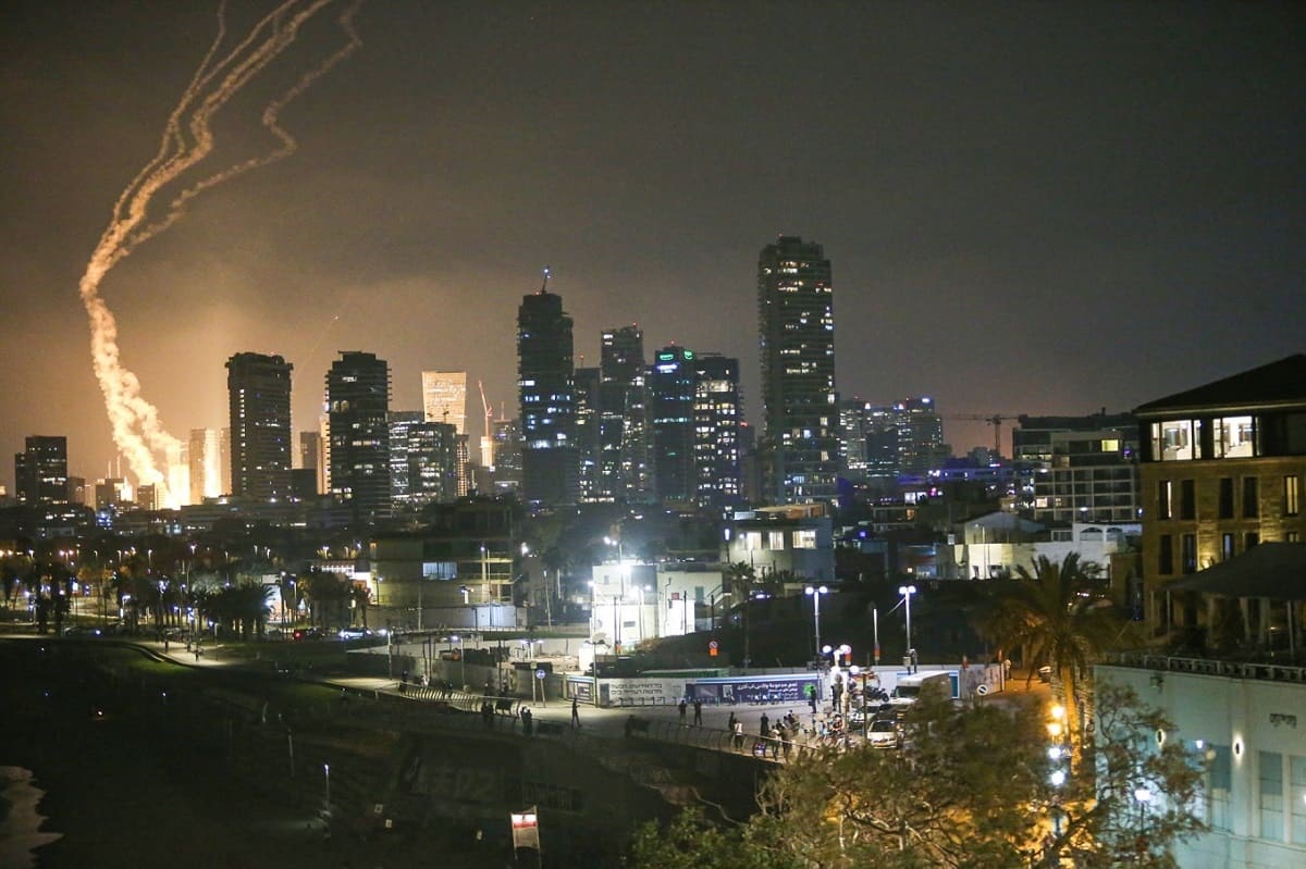 Иран наносит ответный удар: по Израилю запущены сотни ракет