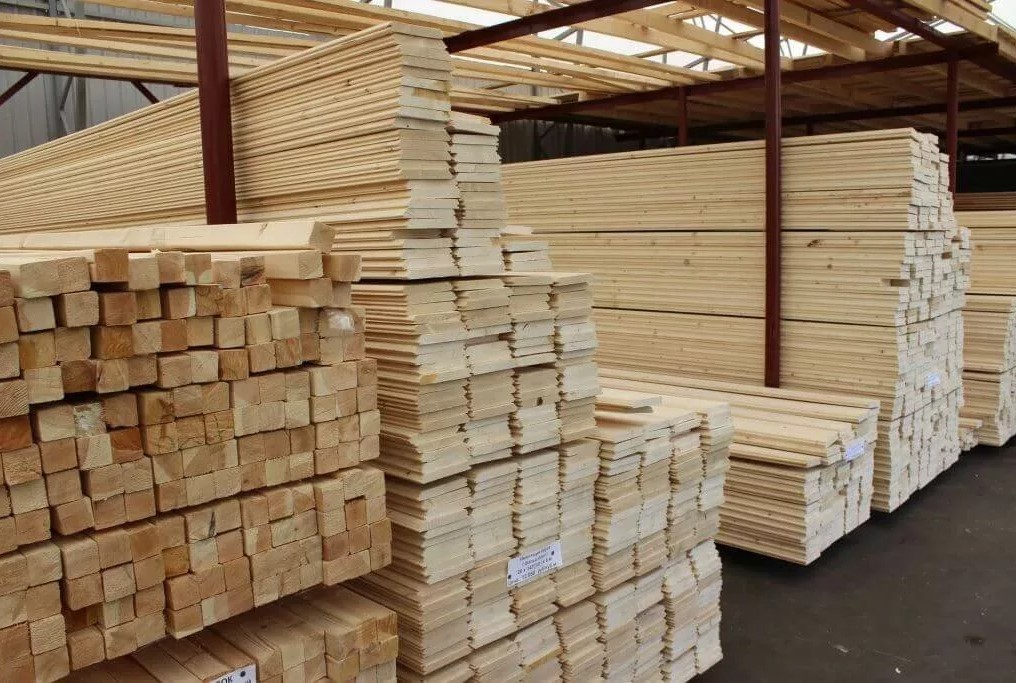 Из-за санкций на экспорт древесины в Беларуси упали цены на пиломатериалы