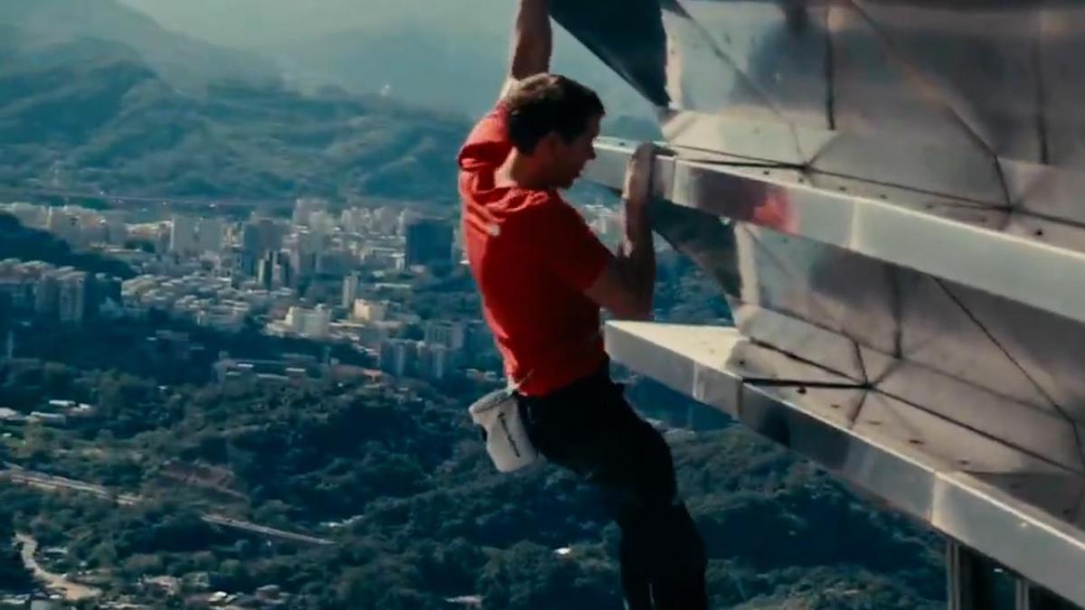 Американский скалолаз покорил один из самых высоких в мире небоскребов без страховки