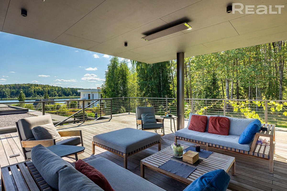 В Смолевичском районе выставили на продажу стильный коттедж. Конечно, цена, прямо скажем, “кусается”, но выглядит он, действительно, достойно. Информацию о продаже опубликовал Realt. Начнем с того, что за коттедж с участком в 20 соток просят ни много, ни 