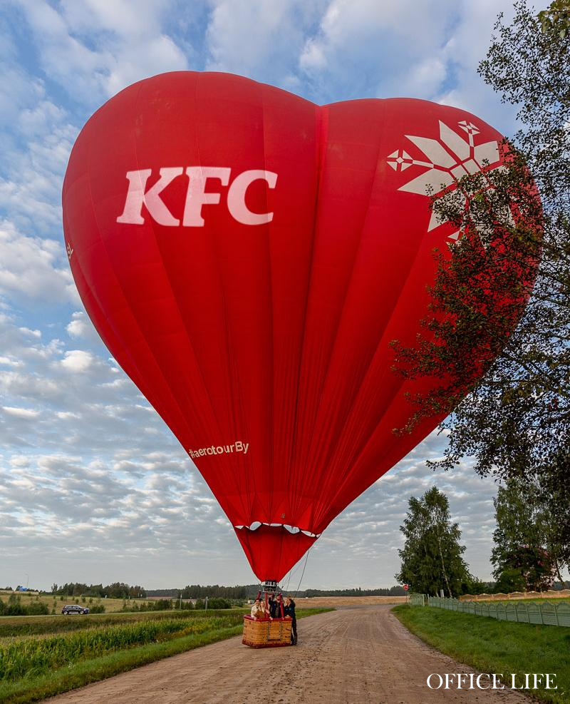 От свиданий в KFC до полета на шаре: ресторан преподнес влюбленным свадебный подарок 