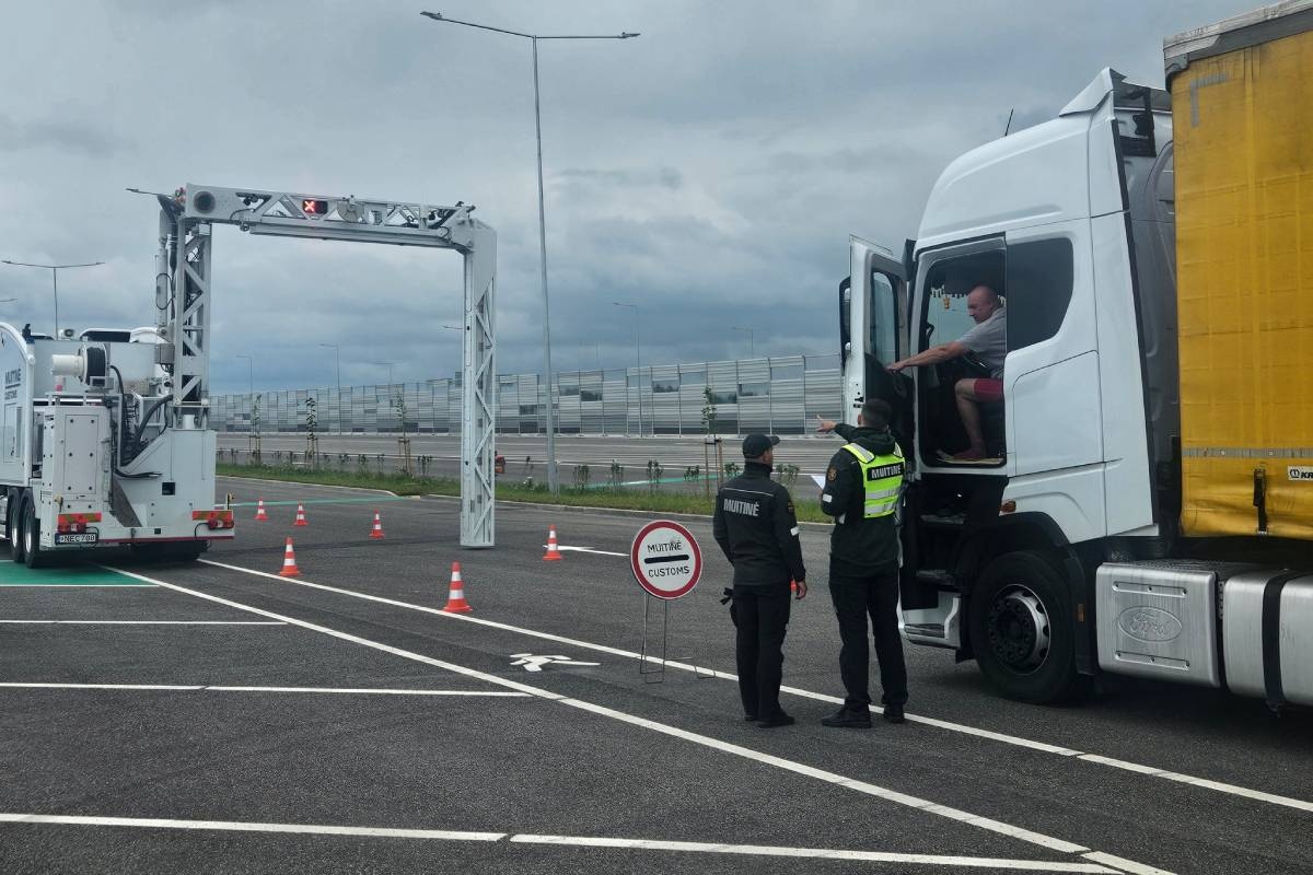 Таможня Литвы начала «просвечивать» белорусские фуры прямо на дороге