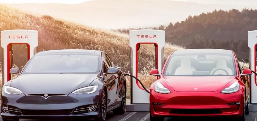 Tesla вновь снижает цены и доплачивает покупателям