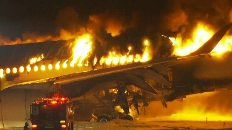 В аэропорту Токио загорелся пассажирский самолет. Что известно?