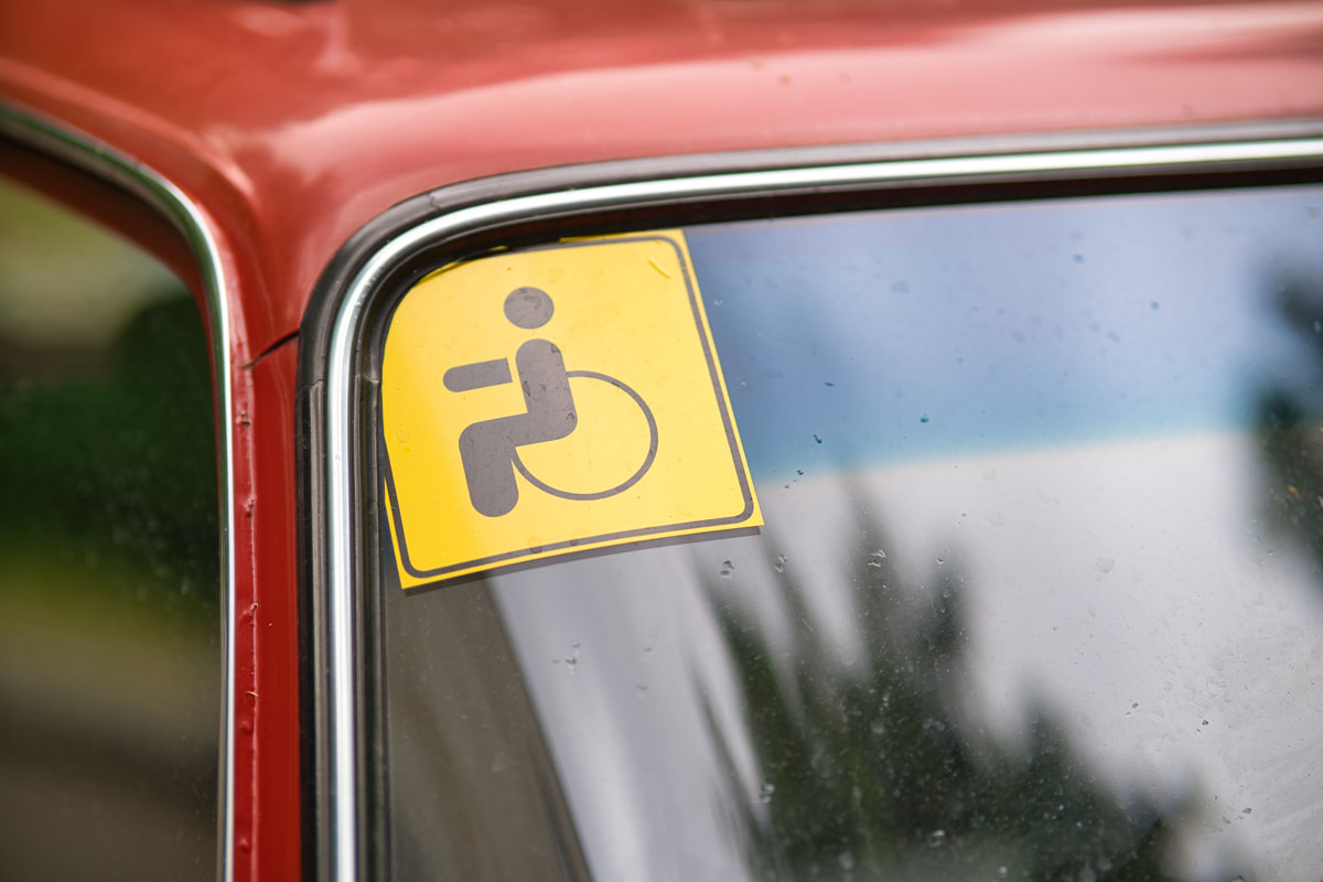 У кого есть льгота по налогу на авто и зависит ли налог на дом от «прописки»