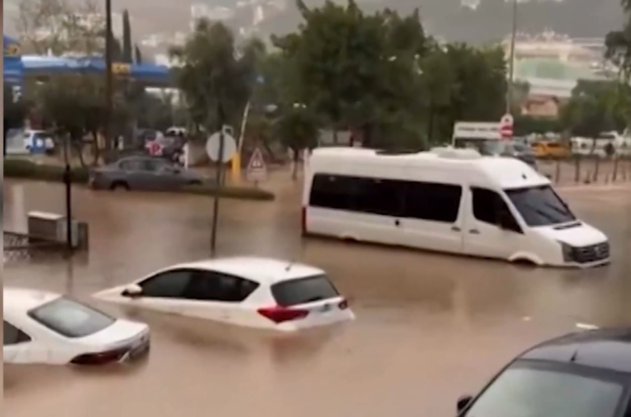 Ливень превратил улицы популярного турецкого курорта в озеро (фото)