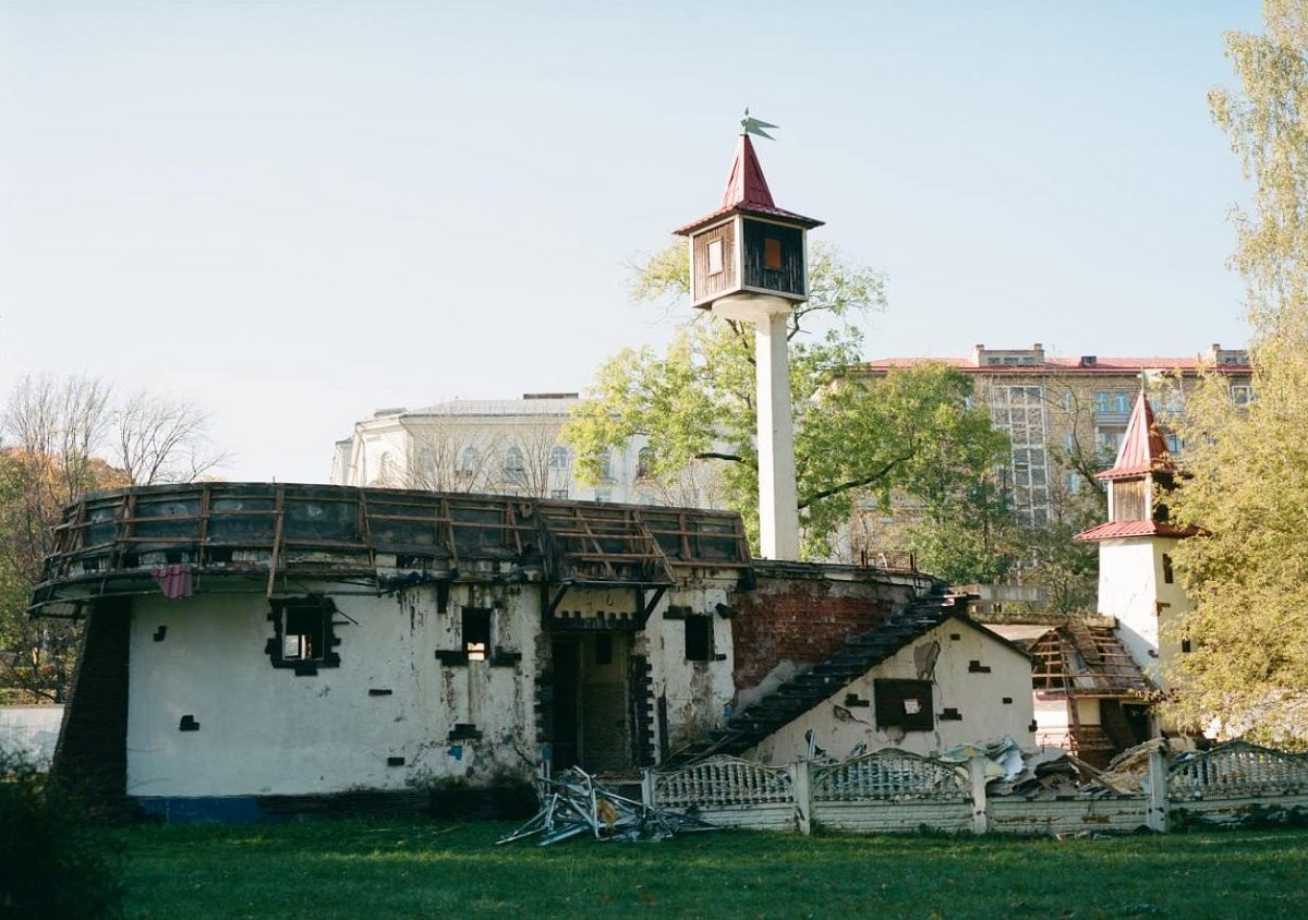 В столичном парке Горького сносят знаменитое кафе